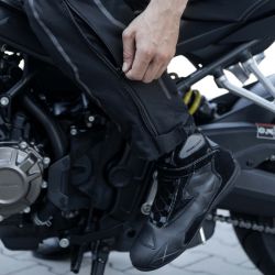 SPODNIE MOTOCYKLOWE TEKSTYLNE REBELHORN HIFLOW 4 BLACK (KRÓTKA NOGAWKA) 
