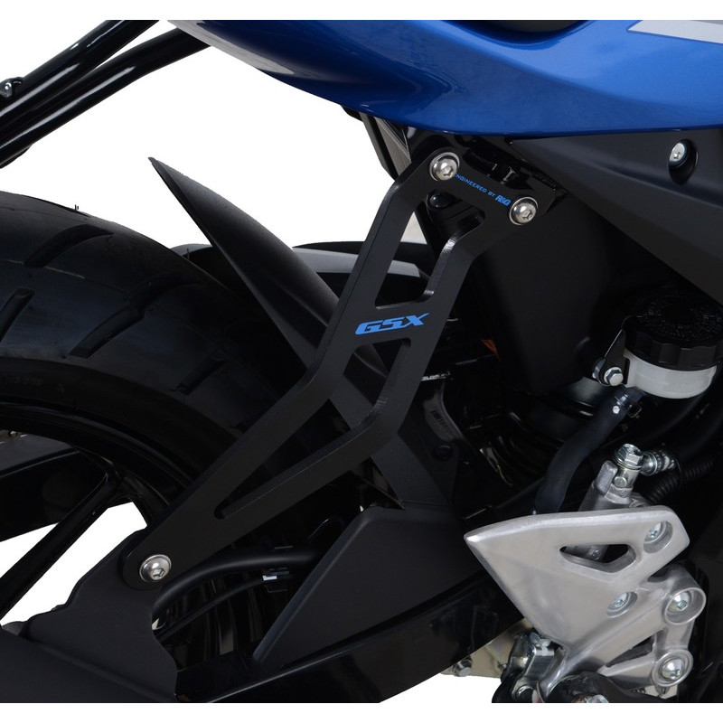 MOCOWANIE WYDECHU Z ZAŚLEPKĄ MOCOWANIA TYLNYCH PODNÓŻKÓW SUZUKI GSX-R125/GSX-S125, NIEBIESKIE LOGO